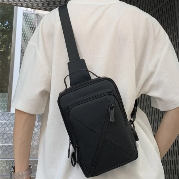 Minimalistic Black Zip Front Stich Detail Sling Bag OS New - Picture 2 of 6